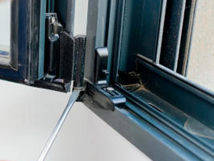 Top guide and carrier in the head track of a bifold door